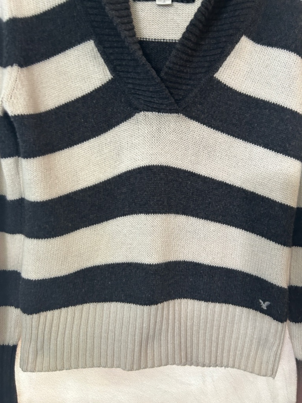 American Eagle Striped V-Neck Sweater in Gray & Cream-size Large - Picture 5 of 11